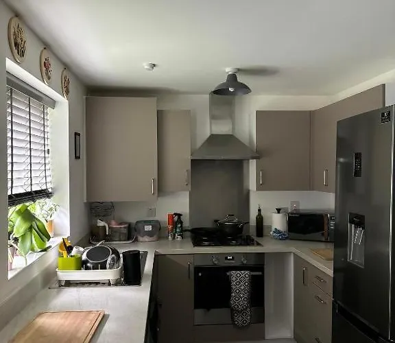 Private Room In A House With Parking In Lenton