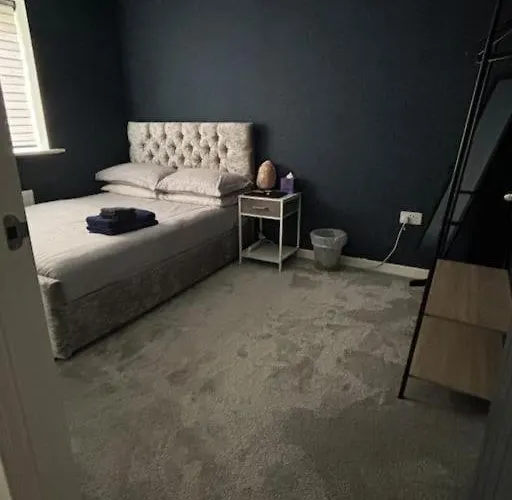 Private Room In A House With Parking In Lenton